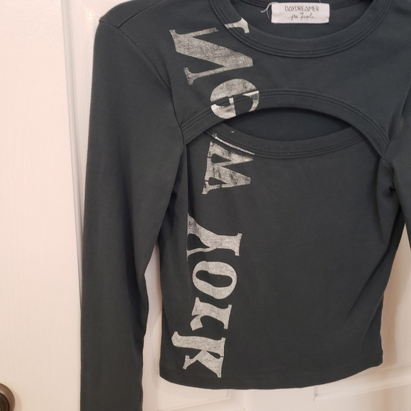 DAYDREAMER New York Peek-A-Boo Long Sleeve Tee Gray Graphic, Size Small - Picture 2 of 6